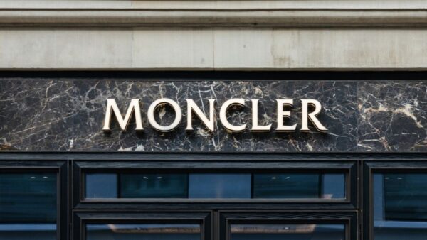 A história da Moncler e sua ascensão no universo da moda premium