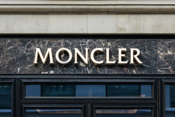A história da Moncler e sua ascensão no universo da moda premium