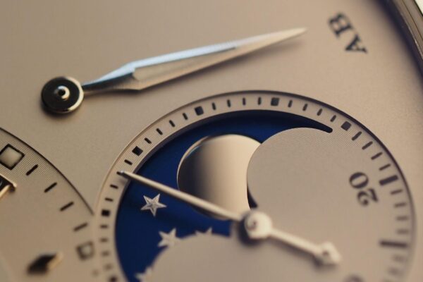 Tempo, precisão e espaço: a elite da relojoaria inspirada na Lua